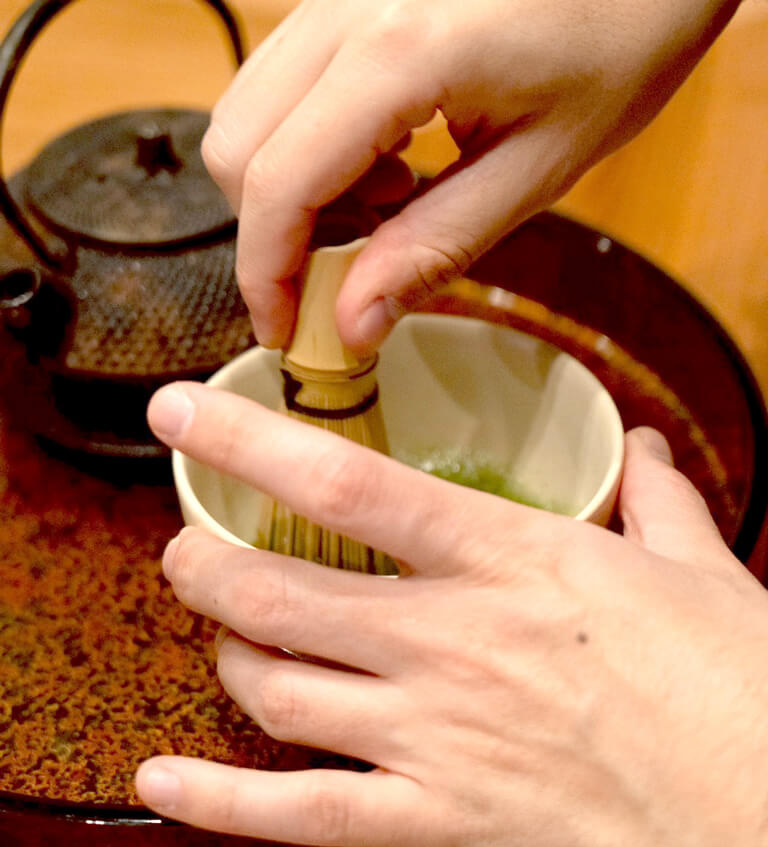自分で抹茶を点てる